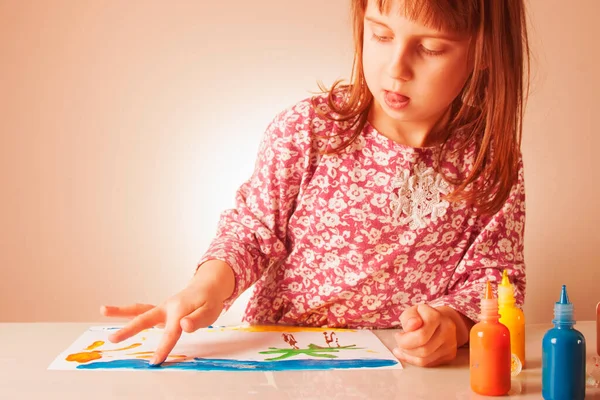 Gran Artista Foto Humorística Una Niña Linda Pintando Cuadro Con — Foto de Stock