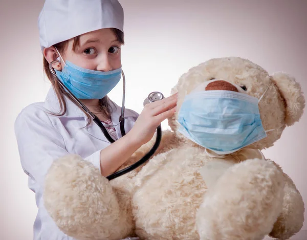 Kleine Süße Kindermädchen Arzt Schutzmaske Überprüfen Körper Von Spielzeug Teddybär — Stockfoto