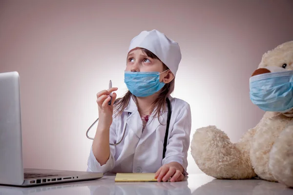 Kleine Süße Mädchen Spielen Arzt Und Schutzmaske Geben Rezept Für — Stockfoto