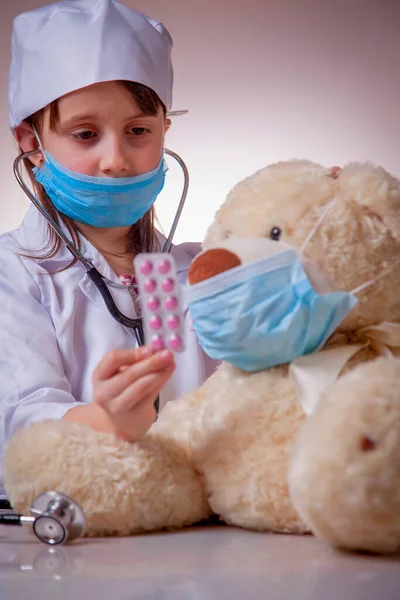 Μικρή Χαριτωμένο Κορίτσι Γιατρός Προστατευτική Μάσκα Προσώπου Δίνει Δισκία Στον — Φωτογραφία Αρχείου