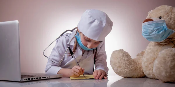 Kleine Süße Kinderärztin Schutzmaske Gibt Patientin Teddybär Ein Rezept Virus — Stockfoto