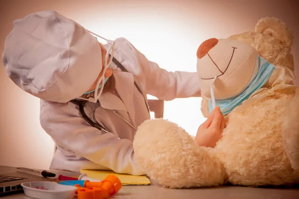 Grappig Portret Van Kleine Kindermeisje Tandarts Kijkend Naar Patiënt Teddybeer — Stockfoto
