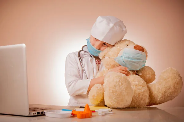 Pequena Criança Bonito Menina Médico Abraçando Paciente Teddy Bear Conceito — Fotografia de Stock