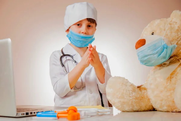 Μικρό Χαριτωμένο Κορίτσι Που Παίζει Γιατρό Προστατευτική Μάσκα Προσώπου Και — Φωτογραφία Αρχείου