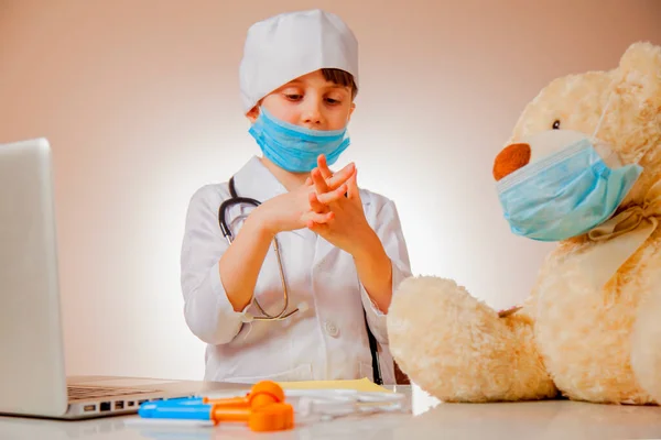 Pequeno Médico Bonito Menina Máscara Protetora Mostra Teddy Urso Como — Fotografia de Stock