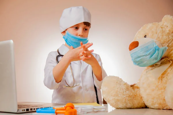 Koruyucu Maske Takan Küçük Sevimli Çocuk Doktor Teddy Ayıya Koronavirüs — Stok fotoğraf