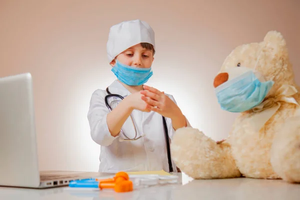 Pequeña Niña Linda Médico Mascarilla Protectora Muestra Osito Peluche Cómo — Foto de Stock