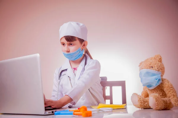 Petite Fille Mignonne Médecin Fait Des Tests Identification Infectés Par — Photo