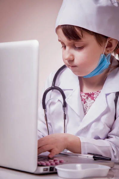 Pequeña Niña Linda Médico Máscara Protectora Cara Con Ordenador Portátil — Foto de Stock