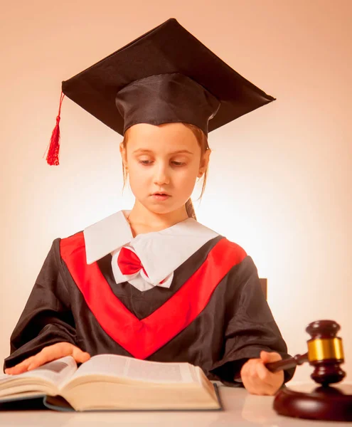 Humoristische Foto Van Vrouwe Justitia Femida Schattig Klein Kind Meisje — Stockfoto