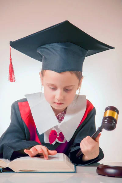 Portret Van Justitie Advocaat Met Rechter Hamer Leest Gids Voor — Stockfoto