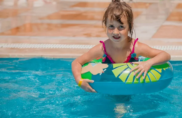Niña Nadando Con Anillo Colores Aire Libre Piscina Vacaciones Verano — Foto de Stock