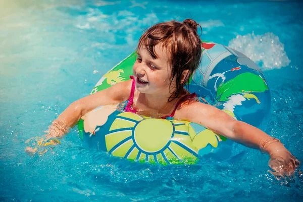 Niña Nadando Con Anillo Colores Aire Libre Piscina Vacaciones Verano — Foto de Stock