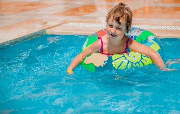 Poprtrait Niña Linda Nadando Con Anillo Colores Aire Libre Piscina — Foto de Stock