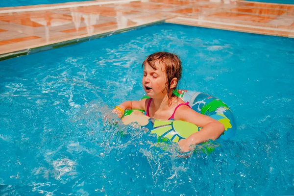 Expresión Facial Divertida Niña Linda Nadando Con Anillo Colores Aire — Foto de Stock