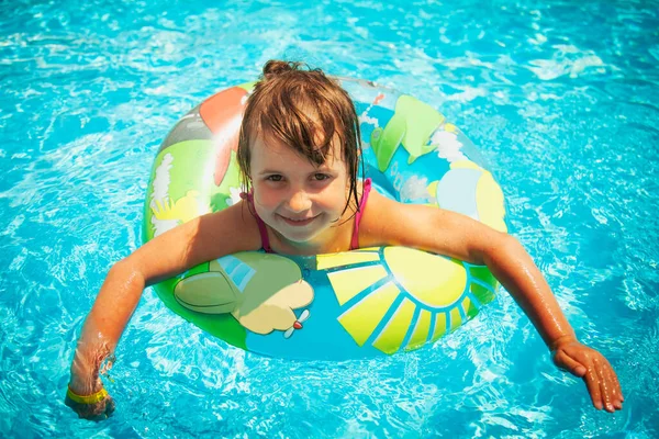 Summertime Fun Pretty Little Girl Outdoor Pool Resort — Stock Photo, Image