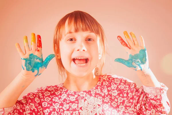 Passatempo Divertido Arte Conceito Baeuty Mãos Pintadas Coloridas Uma Bela — Fotografia de Stock