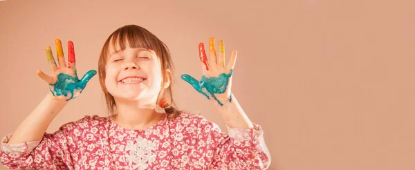 Passatempo Divertido Arte Conceito Baeuty Mãos Pintadas Coloridas Uma Bela — Fotografia de Stock