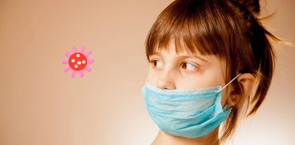 戴防护面罩的可爱小女孩 流感和传染病爆发期间的健康保护和预防 — 图库照片