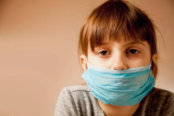 保護顔マスクの小さなかわいい子供の女の子の肖像画 インフルエンザや感染症の発生時の健康保護と予防 — ストック写真