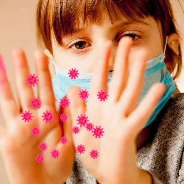 Zatrzymać Wirusa Cute Little Girl Dziecko Niebieskiej Medycznej Masce Ochronnej — Zdjęcie stockowe