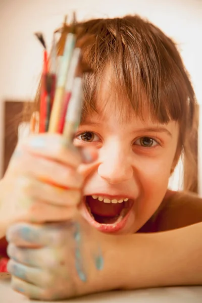 非常快乐可爱的小女孩带着画笔 创造力和童年概念 — 图库照片