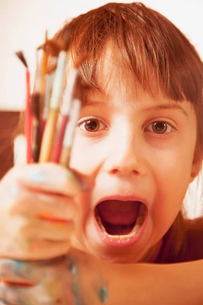 一个非常快乐可爱的小女孩脸上的滑稽表情 她带着画笔 创造力和童年概念 — 图库照片