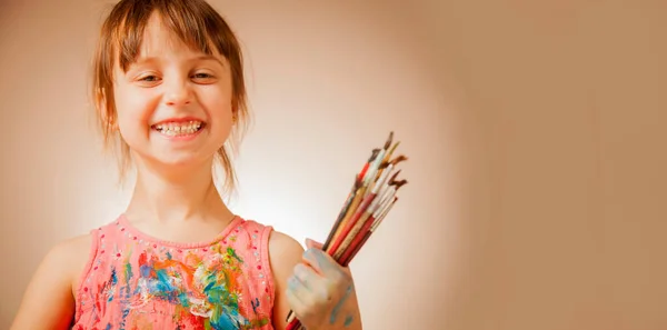 小快乐可爱的小女孩画与刷子 创造力 童年概念 — 图库照片