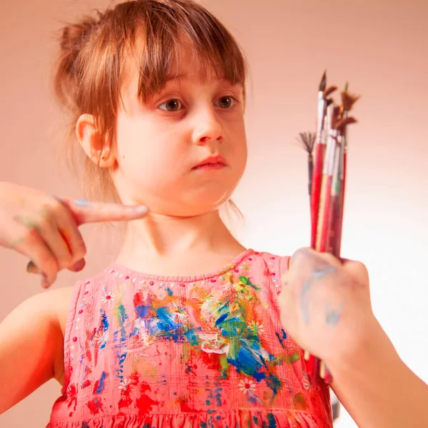 可爱的小女孩滑稽幽默的肖像伟大的艺术家用手指在画笔上 创造力和童年概念 — 图库照片