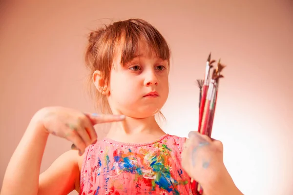 Divertido Retrato Humorístico Niña Linda Gran Artista Señalando Con Dedo — Foto de Stock