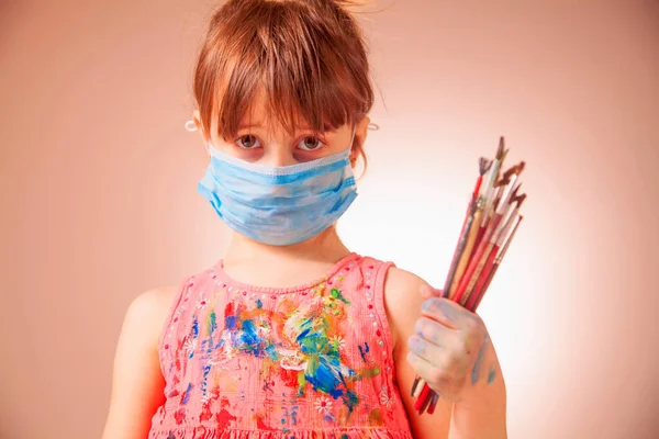 Lekcje Malowania Online Podczas Kwarantanny Słodki Smutny Dziewczynka Chronić Medyczną — Zdjęcie stockowe