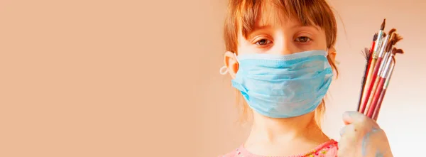 隔離中のオンライン絵画レッスン 保護医療顔マスク保持塗料ブラシでかわいい女の子の肖像画を閉じます ウイルス 健康と遠隔教育の概念 水平像 — ストック写真