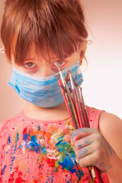 Lekcje Malowania Online Podczas Kwarantanny Cute Little Girl Dziecko Ochrony — Zdjęcie stockowe