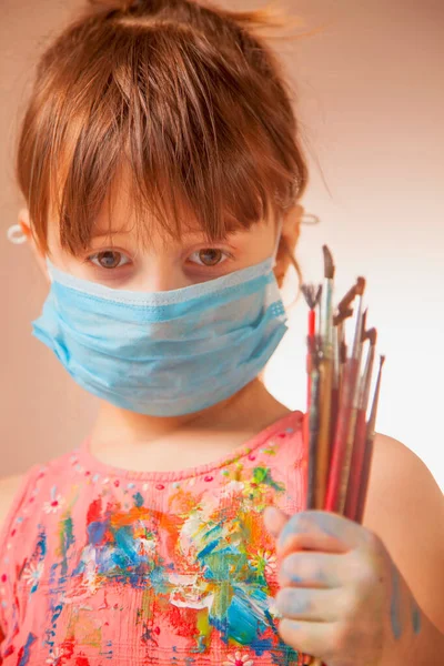 Lekcje Malowania Online Podczas Kwarantanny Portret Smutnej Dziewczynki Chroniącej Medyczną — Zdjęcie stockowe