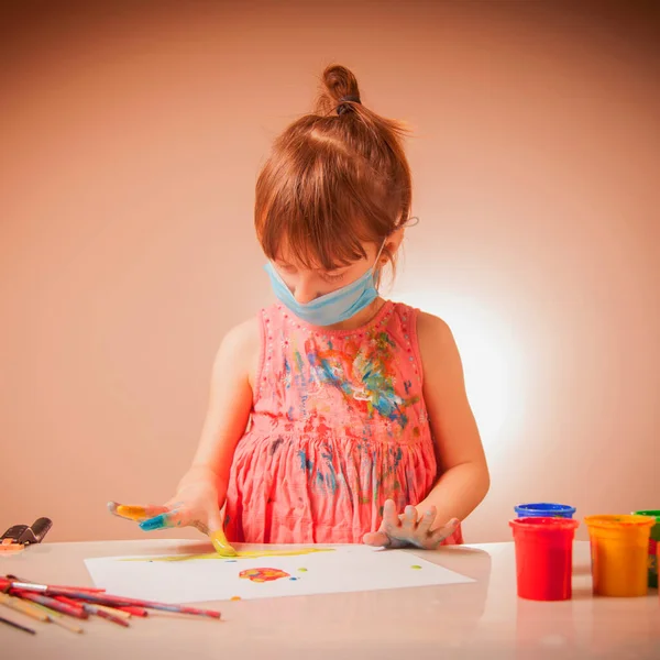 Lezioni Pittura Online Durante Quarantena Carino Bambina Con Proteggere Maschera — Foto Stock