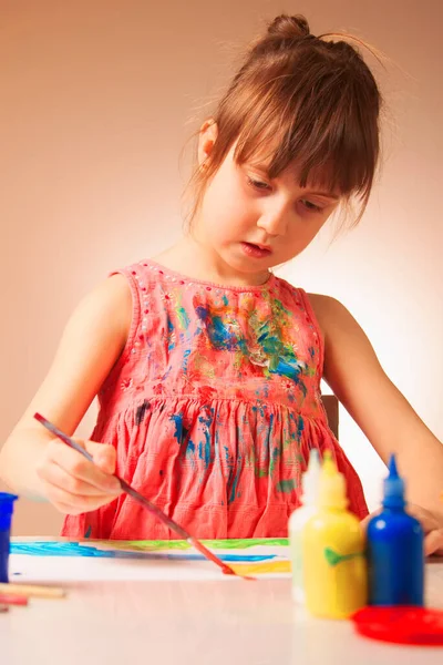 Hermosa Niña Artista Con Pintura Pincel Cuadro Arte Creatividad Concepto — Foto de Stock