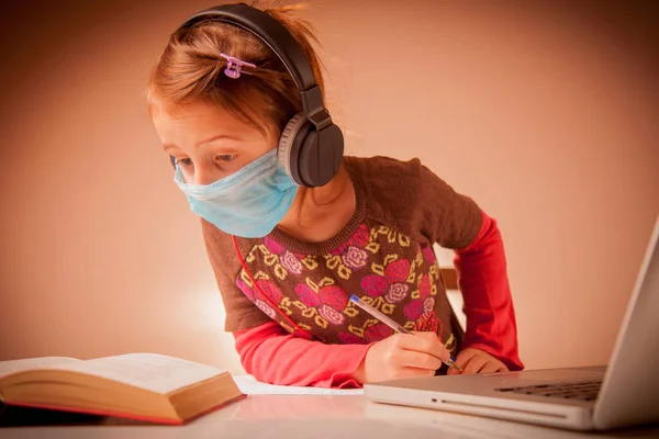Słodka Dziewczynka Komputerową Nauką Podczas Kwarantanny Koronawirusowej Koncepcja Edukacji Internetowej — Zdjęcie stockowe