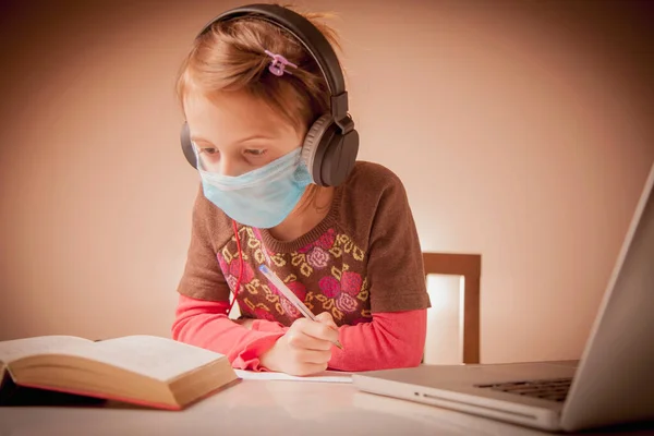 Nettes Kleines Mädchen Mit Computerkenntnissen Während Einer Coronavirus Quarantäne Online — Stockfoto