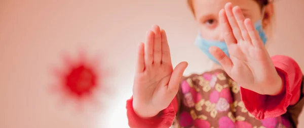 Anak Kecil Yang Lucu Dengan Topeng Pelindung Medis Biru Menunjukkan — Stok Foto