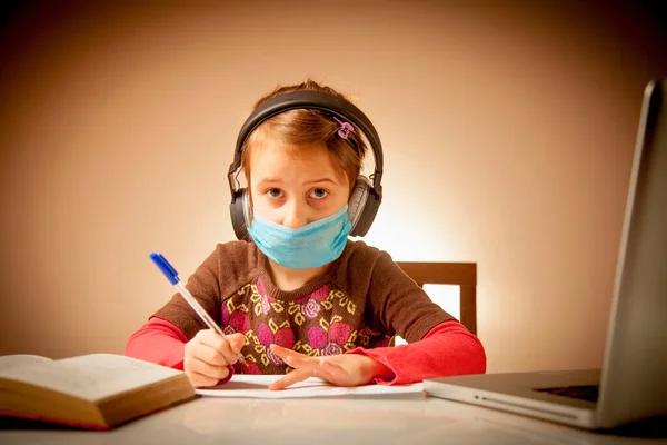 Virus Concetto Quarantena Educazione Online Close Giovane Bella Bambina Maschera — Foto Stock