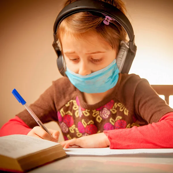 Coronavirus Und Quarantäne Konzept Online Bildung Nahaufnahme Junge Schöne Kindermädchen — Stockfoto