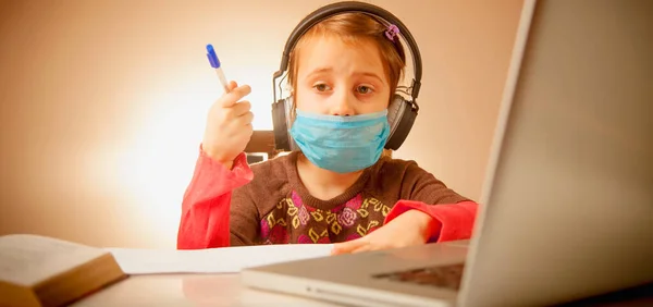 Coronavirus Concetto Quarantena Educazione Online Close Giovane Bella Ragazza Maschera — Foto Stock