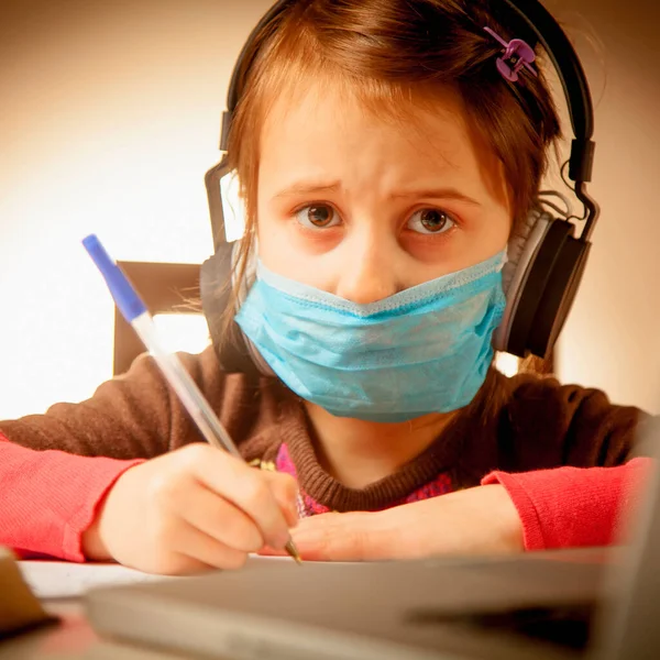 Coronavirus Concetto Quarantena Formazione Online Lavoro Freelance Giovane Ragazza Maschera — Foto Stock