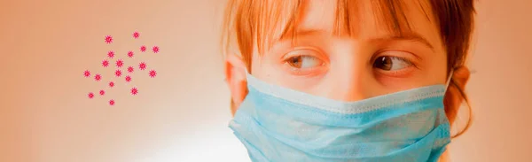 Pencegahan Selama Flu Dan Wabah Menular Menutup Gadis Kecil Yang — Stok Foto