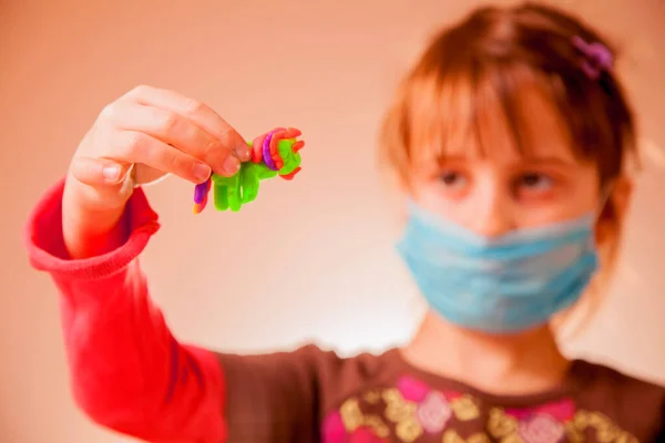 コロナウイルスの隔離中に自宅で子供のためのゲームと職業 小さな女の子はプラスチック製の像を作ることを学び — ストック写真