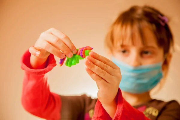 Koronavirüs Karantinası Sırasında Evde Çocuk Için Oyun Uğraş Küçük Kız — Stok fotoğraf