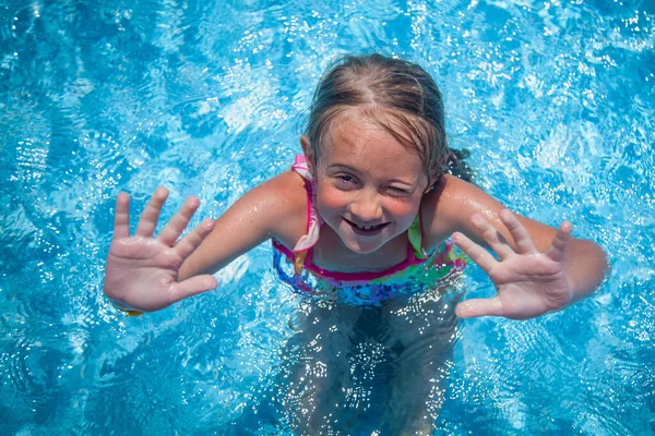 Petite Fille Mignonne Jouant Dans Eau Dans Piscine — Photo