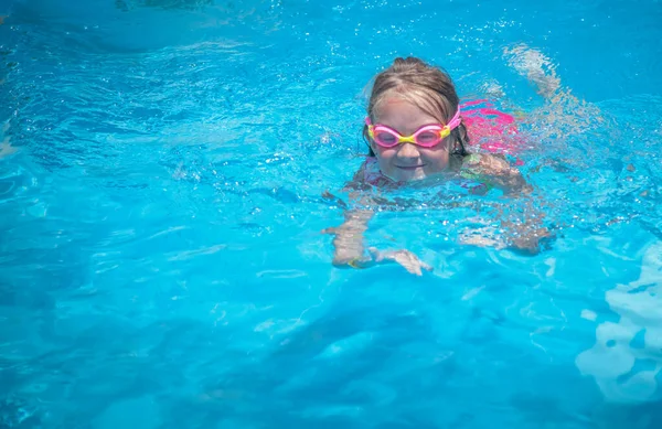 Jolie Jeune Fille Nageant Extérieur Dans Une Piscine — Photo