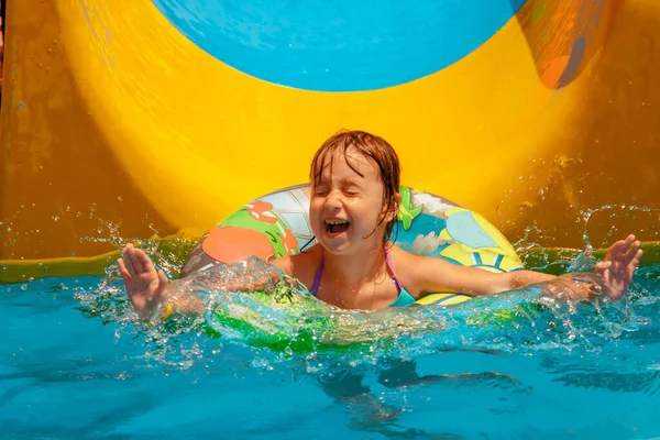 Närbild Söt Ung Flicka Poolen Efter Att Gått Ner Vattenrutschbana — Stockfoto