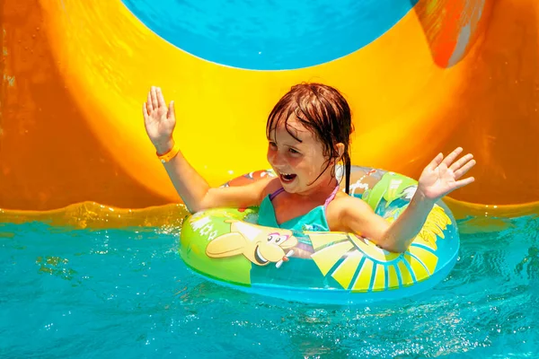 Söt Ung Flicka Poolen Efter Att Gått Ner Vattenrutschbana Sommaren — Stockfoto